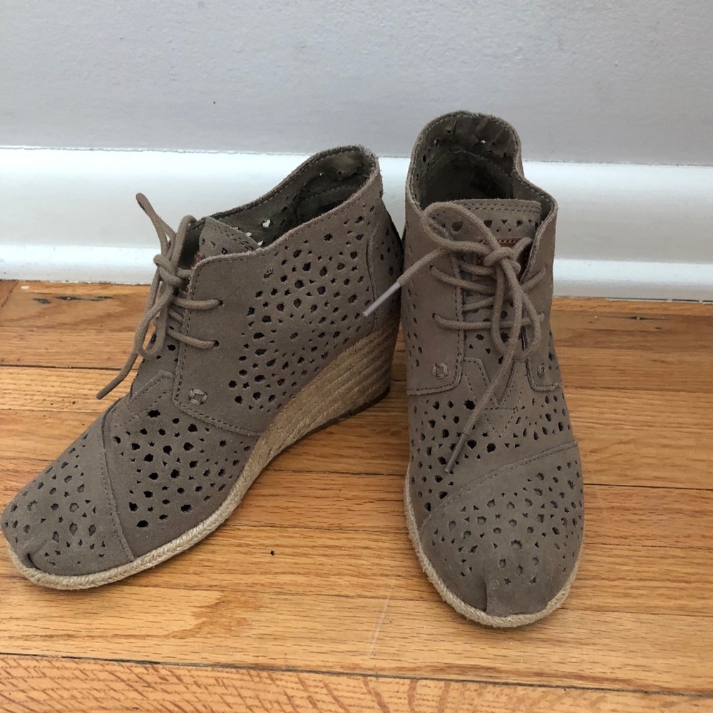 TOMS size 6